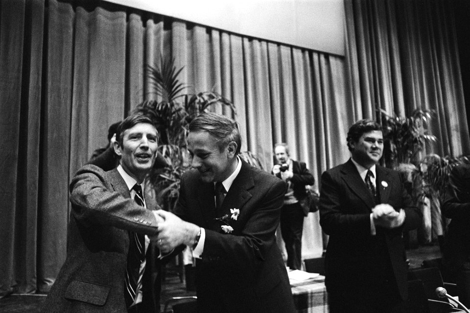 CDA-congres in Den Haag (2e dag) Steenkamp feliciteert Van Agt, Bestanddeelnr 928-9336