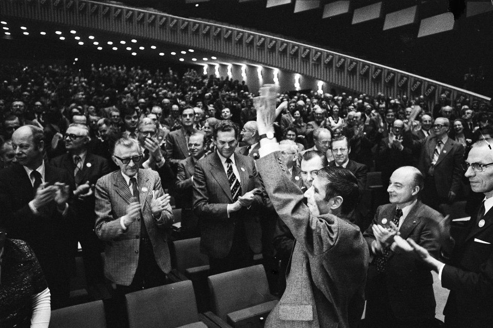 CDA-congres in Den Haag (2e dag) lijsttrekker Van Agt gehuldigd door om Biesh, Bestanddeelnr 928-9330