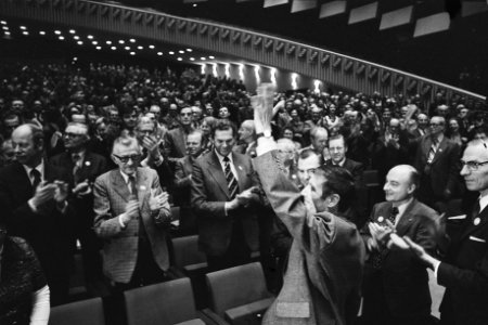 CDA-congres in Den Haag (2e dag) lijsttrekker Van Agt gehuldigd door om Biesh, Bestanddeelnr 928-9330