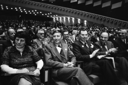 CDA-congres in Den Haag (2e dag) v.l.n.r. Ien van de Heuvel (PvdA), Van Agt , T, Bestanddeelnr 928-9334