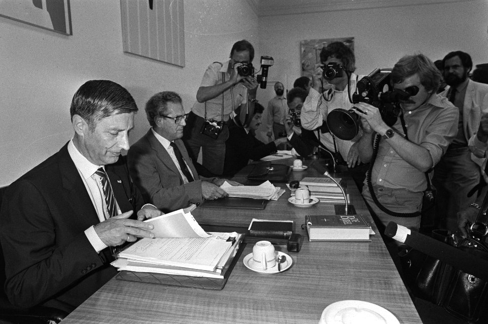 CDA-fractieberaad kabinets informatie 4a, 5a Van Agt tijdens vergadering, 6a, , Bestanddeelnr 931-6070