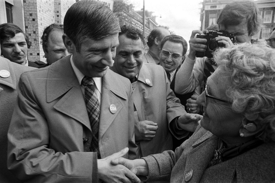 CDA-lijsttrekker Van Agt op verkiezingstournee in Amsterdam Van Agt in gesprek , Bestanddeelnr 929-1770