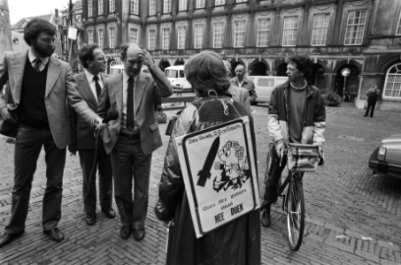 CDA-leider De Vries ontmoet kernwapendemonstrant op Binnenhof, Bestanddeelnr 932-9903