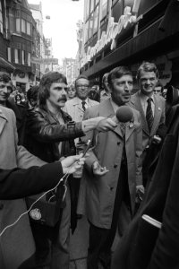 CDA-lijsttrekker Van Agt op verkiezingstournee in Amsterdam Van Agt in gesprek , Bestanddeelnr 929-1771