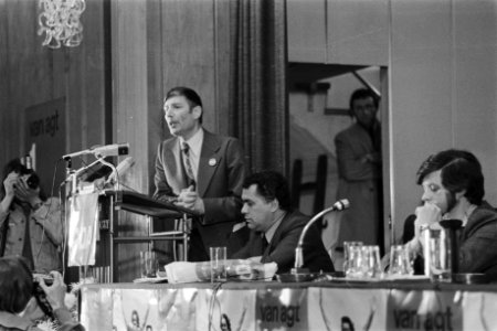 CDA-lijsttrekker Van Agt op verkiezingstournee in Amsterdam, Bestanddeelnr 929-1773