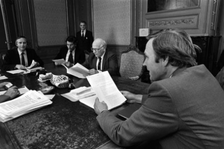 CDA fractievoorzitter Ruud Lubbers (rechtsachter) en PvdA fractievoorzitter Joop, Bestanddeelnr 931-6552