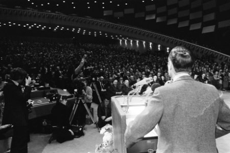 CDA-congres in Den Haag (2e dag) Van Agt spreekt congres toe, Bestanddeelnr 928-9335