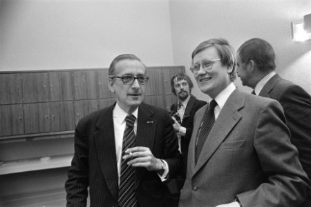 CDA en VVD-fractievergadering over regeerprogram CDA-VVD Joekes (l) en Wiegel (, Bestanddeelnr 929-4497
