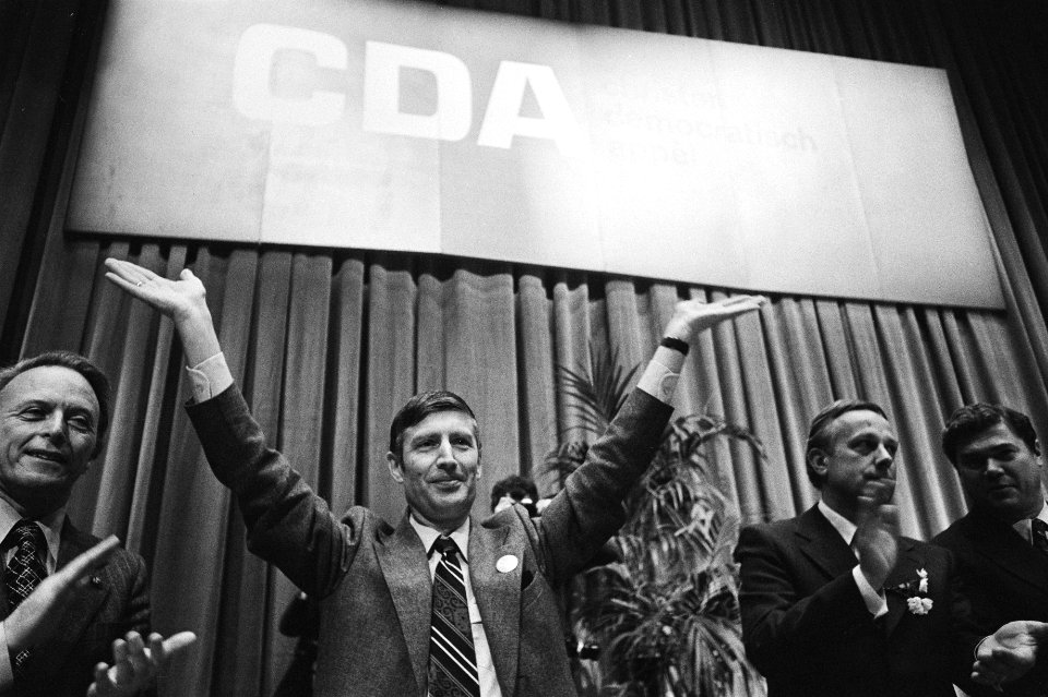 CDA-congres in Den Haag (2e dag) minister Van Agt met omhooggestoken armen, dan, Bestanddeelnr 928-9332