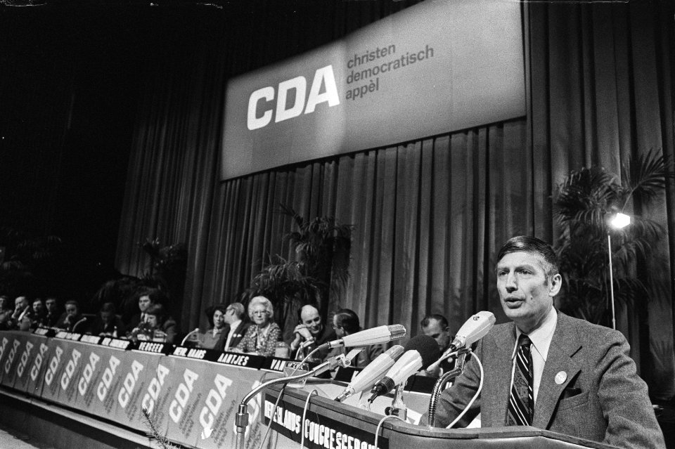 CDA-congres in Den Haag (2e dag) minister Van Agt spreekt congres toe, Bestanddeelnr 928-9329