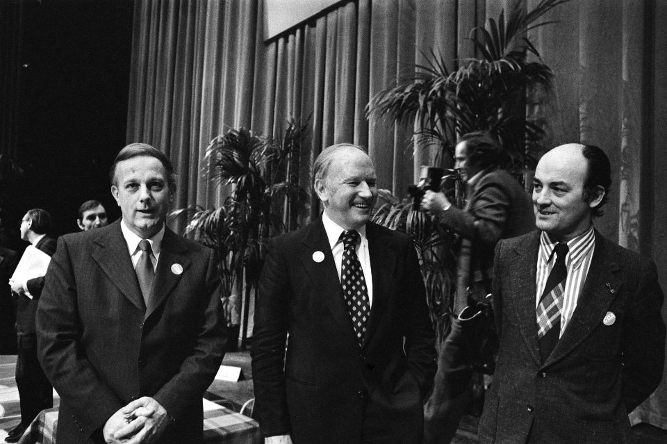 CDA-congres in Den Haag (1e dag) vlnr Steenkamp, Kruisinga en Aantjes, Bestanddeelnr 928-9312
