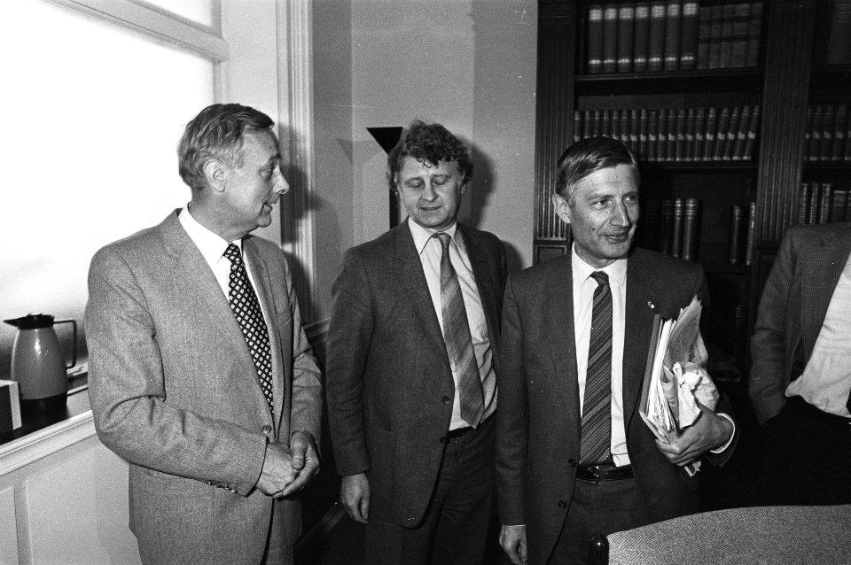 CDA-fractie bijeen met het CDA-bestuur om te praten over premierschap van Van Ag, Bestanddeelnr 931-5786