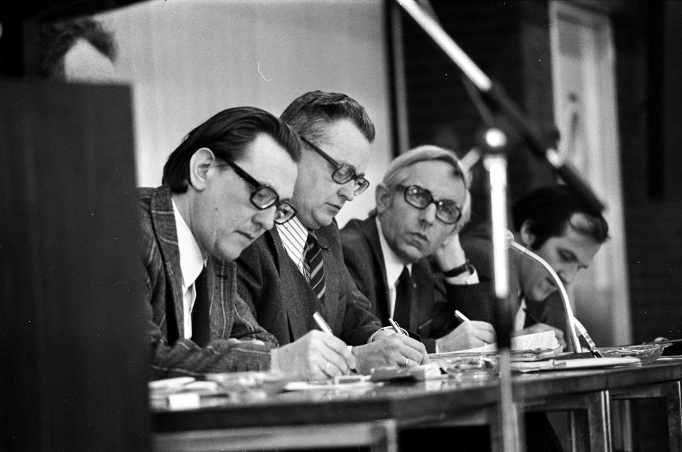 CDA-studiedag in Utrecht het forum vlnr prof Goudzwaart , mr W Scholten , Bestanddeelnr 927-8540