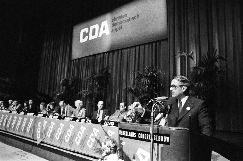 CDA-congres in Den Haag (1e dag) v.l.n.r. Steenkamp (voorzitter CDA), Goudzwaar, Bestanddeelnr 928-9304