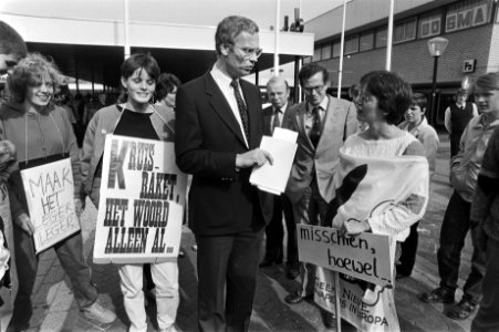 CDA-partijraad in Hoogeveen minister Van de Broek (Bui in disussie met demonstr, Bestanddeelnr 932-9736