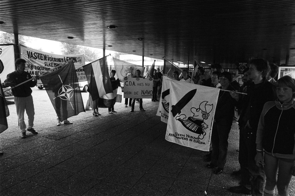 CDA-partijraad in Hoogeveen demonstranten tegen plaatsing kernwapens, Bestanddeelnr 932-9738