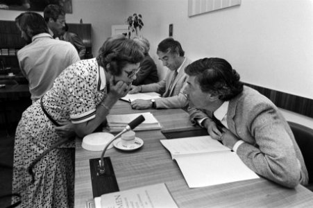 CDA-fraktievoorzitter Lubbers (rechts) in gesprek met Dien Cornelissen (links) e, Bestanddeelnr 931-6459