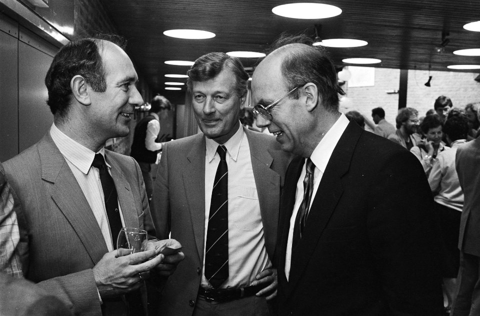 CDA-partijraad in Hoogeveen v.l.n.r. fractieleider De Vries , minister De Konin, Bestanddeelnr 932-9737