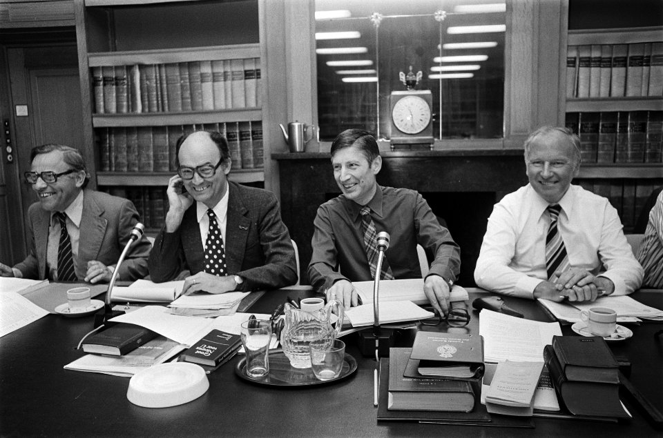 CDA-fractievergadering in verband met kabinetsformatie v.l.n.r. Aantjes, Van Ag, Bestanddeelnr 929-2643