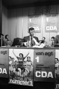 CDA-lijsttrekker Van Agt op verkiezingstournee in Amsterdam, Bestanddeelnr 929-1777