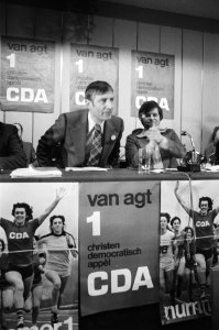 CDA-lijsttrekker Van Agt op verkiezingstournee in Amsterdam, Bestanddeelnr 929-1776