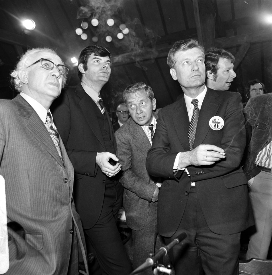 CDA-bijeenkomst in Tilburg, vlnr staatssecretaris Mertens , Van Rooyen , Hen, Bestanddeelnr 927-0904
