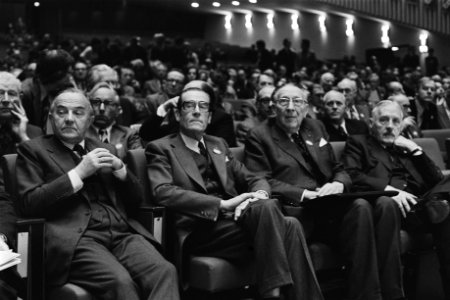 CDA-congres in Den Haag (1e dag) rijtje notabelen, Bestanddeelnr 928-9308