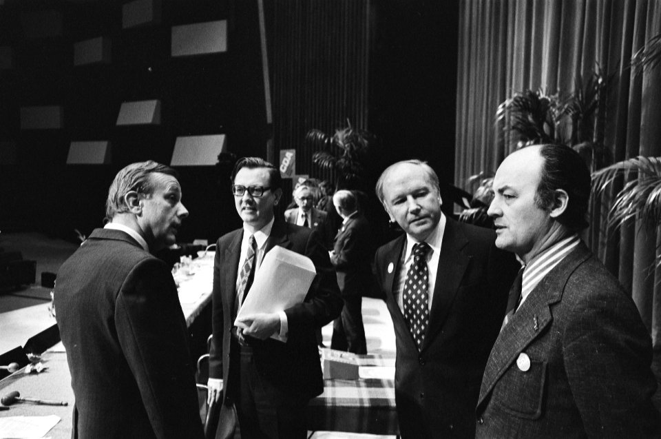 CDA-congres in Den Haag (1e dag) Piet Steenkamp (voorzitter CDA) met bestuur, Bestanddeelnr 928-9303