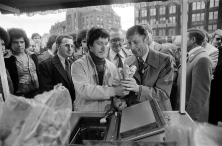 CDA-lijsttrekker Van Agt op verkiezingstournee in Amsterdam Van Agt koopt ijsje, Bestanddeelnr 929-1768