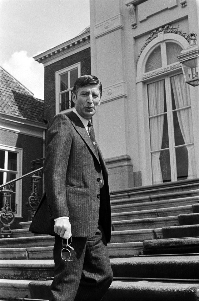 CDA-fractievoorzitter Van Agt op de trappen van Huis ten Bosch, Bestanddeelnr 929-2747