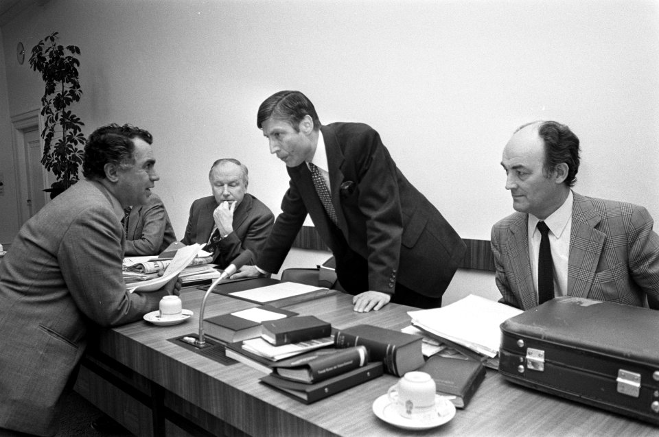 CDA-fractievergadering Peynenburg (l) in gesprek met v.l.n.r. Kruisinga, Van Ag, Bestanddeelnr 929-4521