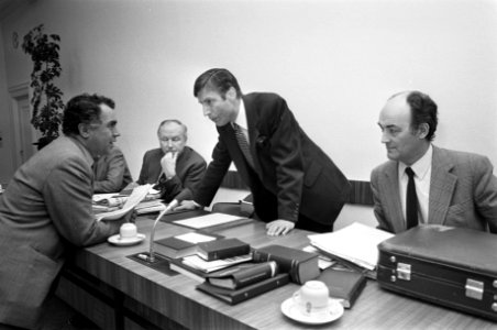 CDA-fractievergadering Peynenburg (l) in gesprek met v.l.n.r. Kruisinga, Van Ag, Bestanddeelnr 929-4521