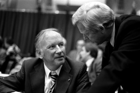 CDA-ers Kruisinga (links) met Andriessen, Bestanddeelnr 928-1229