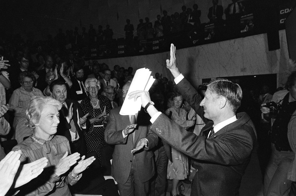 CDA-partijraad in Rotterdam i.v.m. kamerverkiezingen Van Agt neemt applaus in o, Bestanddeelnr 932-2329