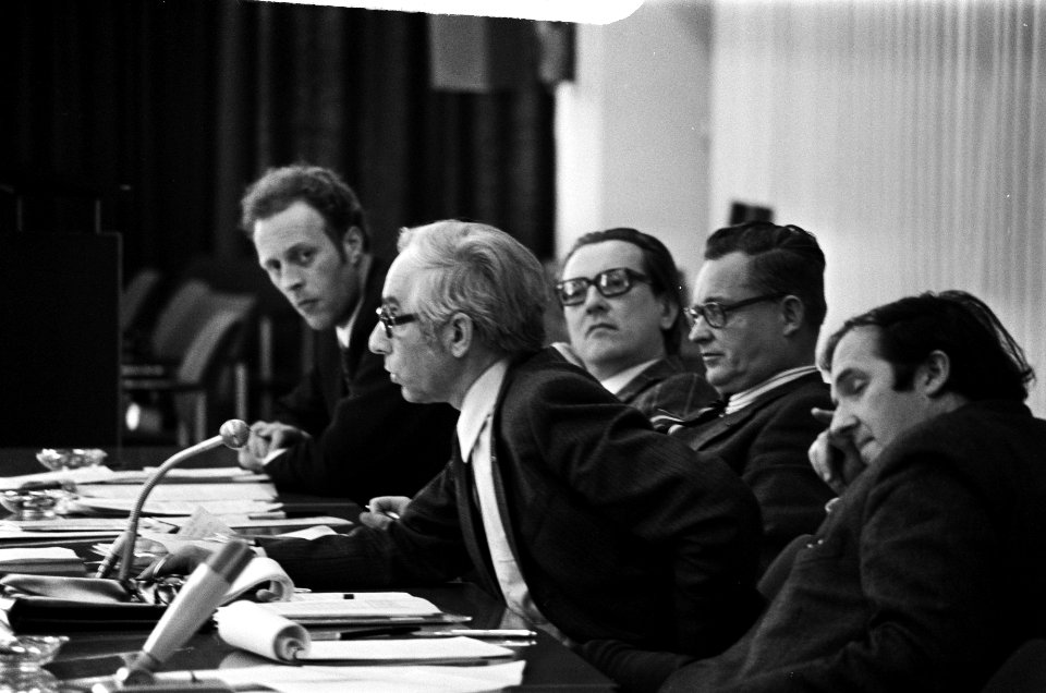 CDA-studiedag in Utrecht het forum vlnr prof Goudzwaart , mr W Scholten , Bestanddeelnr 927-8541