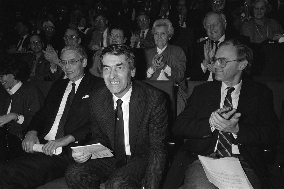 CDA-partijraad in Utrecht applaus voor premier Lubbers (m) van minister Ruding , Bestanddeelnr 933-8212