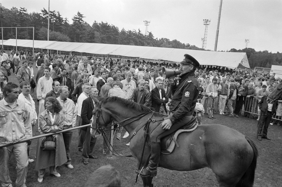 Chaos bij verkoop laatste EK-kaarten in Zeist politie te paard met megafoon, Bestanddeelnr 934-2609