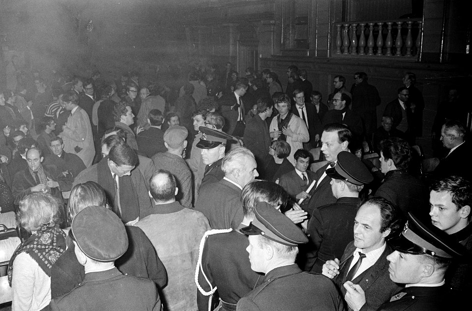 Chaos bij vergadering Boerenpartij in Frascati, politie ontruimt de zaal, Bestanddeelnr 920-0506
