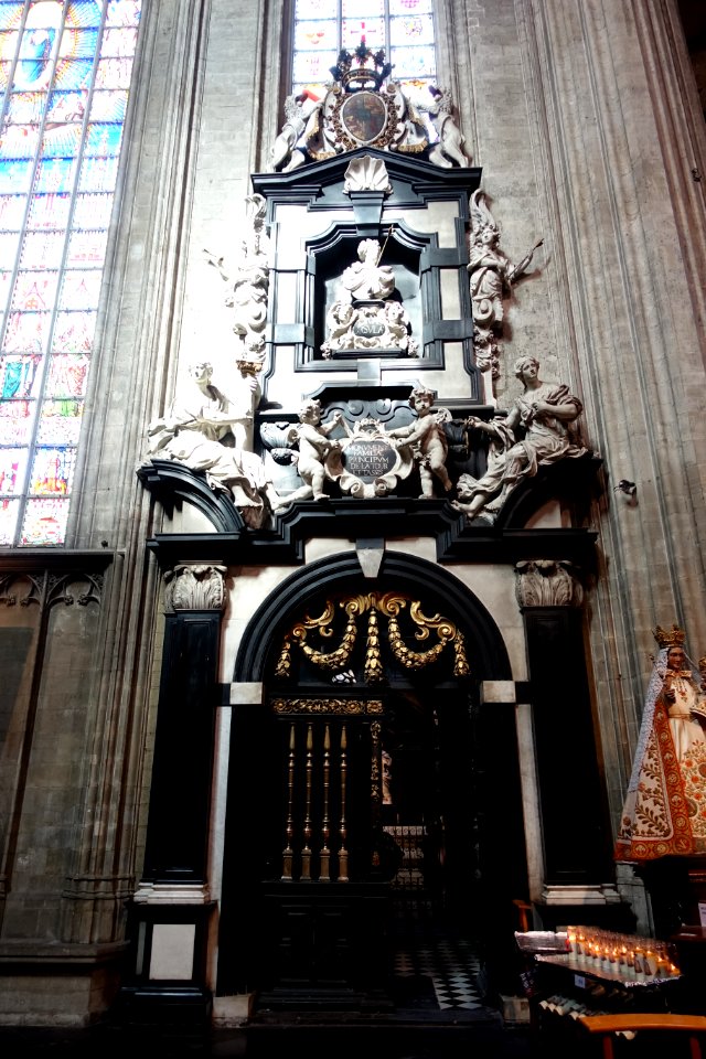 Chapel of Saint Ursula - Église Notre-Dame du Sablon - Brussels, Belgium - DSC08102
