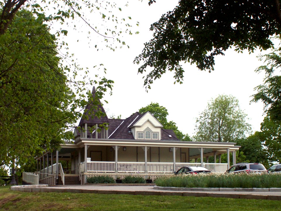 Chapel Shelter, Riverview Park, 2015-05-14, 03
