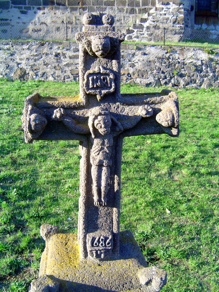 Chalinargues (Cantal) croix de chemin sculpté (recto)