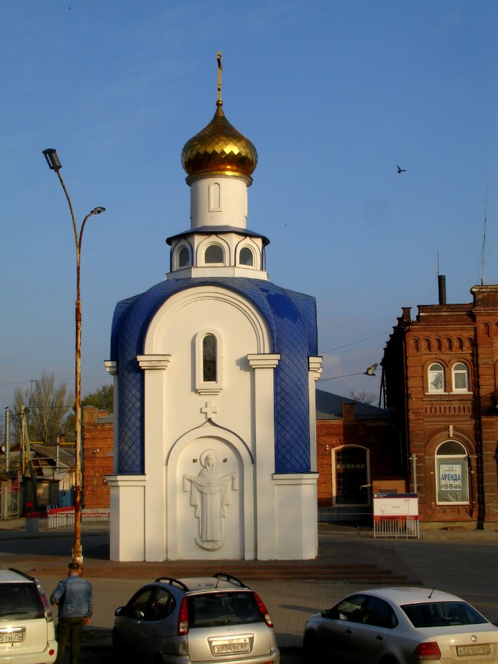 Chapel of Kazan icon in Taganrog, cars and birds