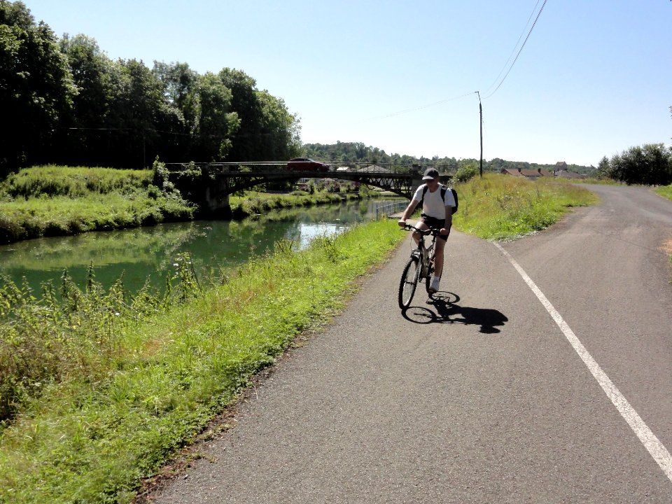 Chamouilley (Haute-Marne) Canal entre Champagne et Bourgogne, avec piste cyclable