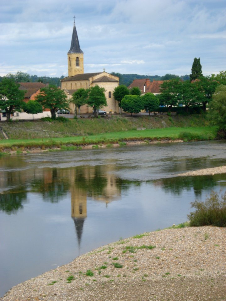 Chambilly (Saône-et-Loire, Fr) vue générale, la Loire et l'église