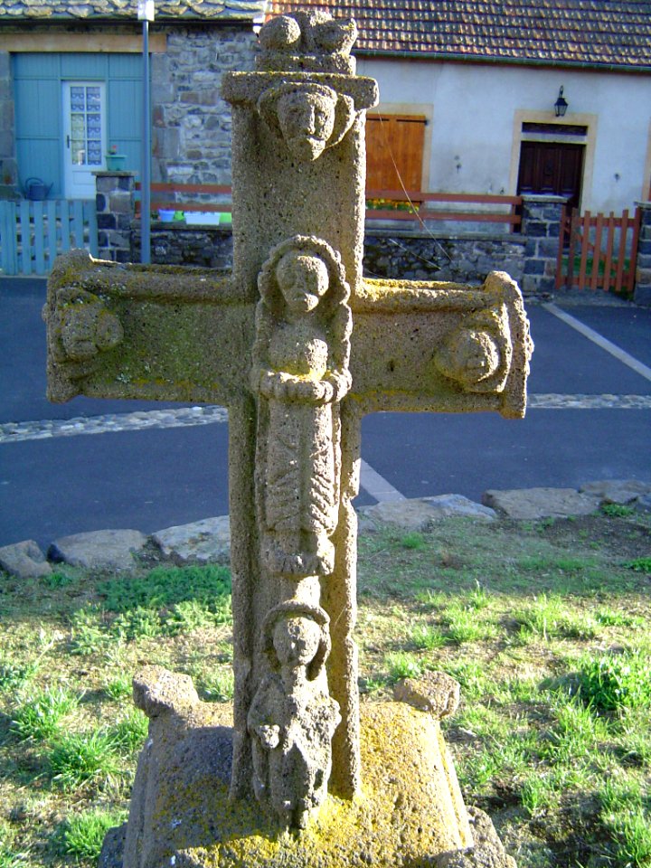 Chalinargues (Cantal) croix de chemin sculpté (verso)