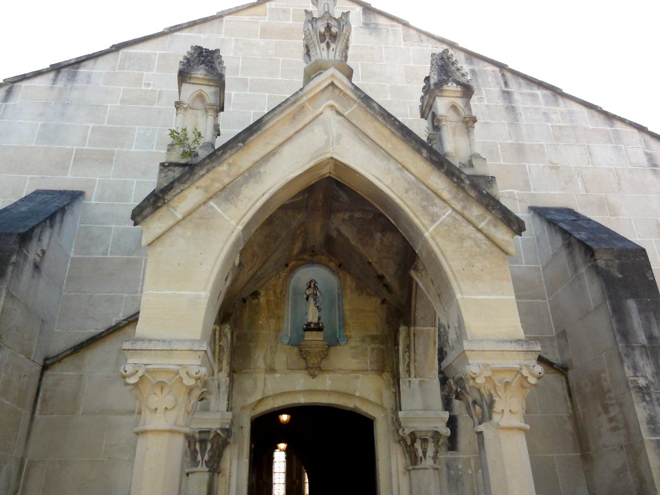 Chamouilley (Haute-Marne) église, porche couverte