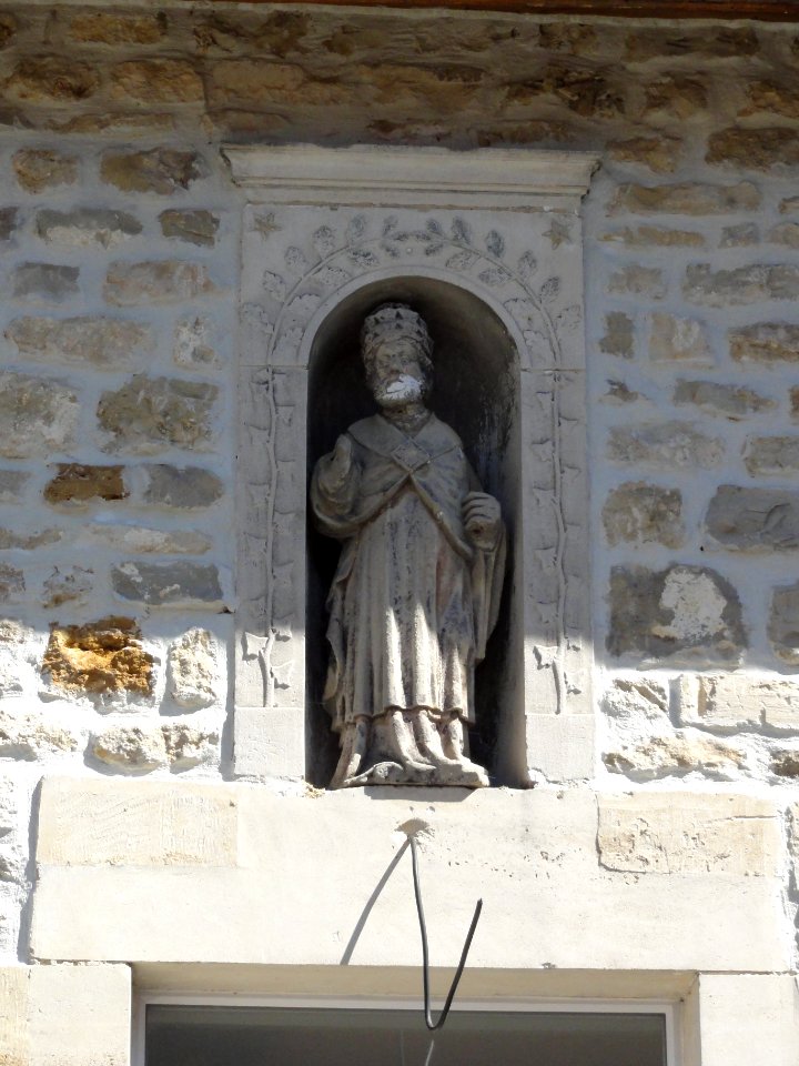 Chamouilley (Haute-Marne) statue d'un pape dessus de porte maison