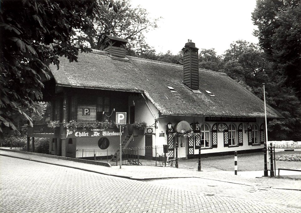 Chalet De Uilenboom, restaurant aan de Wüstelaan. Aangekocht in 1987 van United Photos de Boer bv. - Negatiefnummer 27939 k 12 A. - Gepubliceerd in het Haarlems Dagblad van 01.08.1987. Identificatienu
