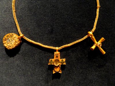 Chain with Pendant and Two Crosses, early 500s AD, Byzantium, perhaps Syria, gold with enamel and glass - Cleveland Museum of Art - DSC08333