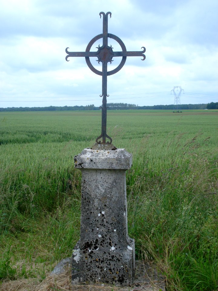 Chârost (Cher, Fr), wayside cross 1